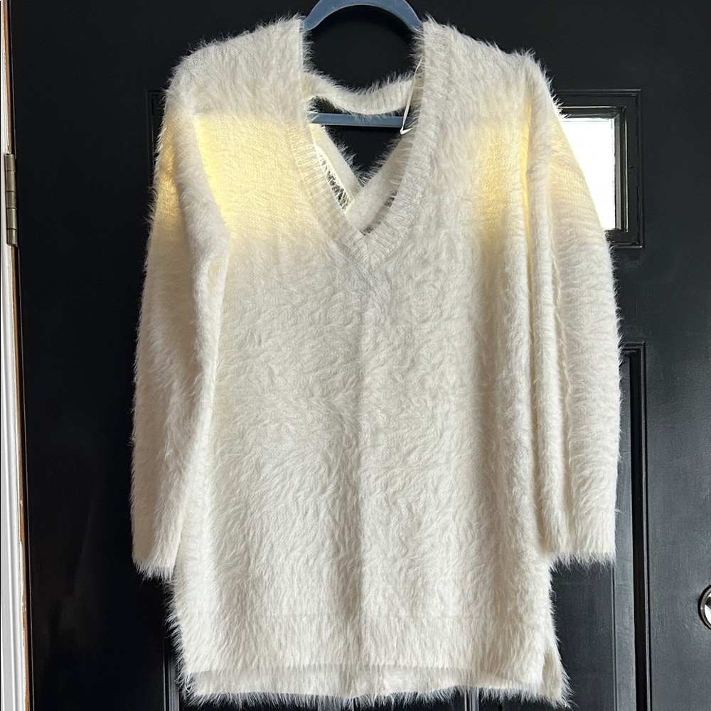 Jessica Simpson Cream Fuzzy V-Neck Soft Sweater Size Large